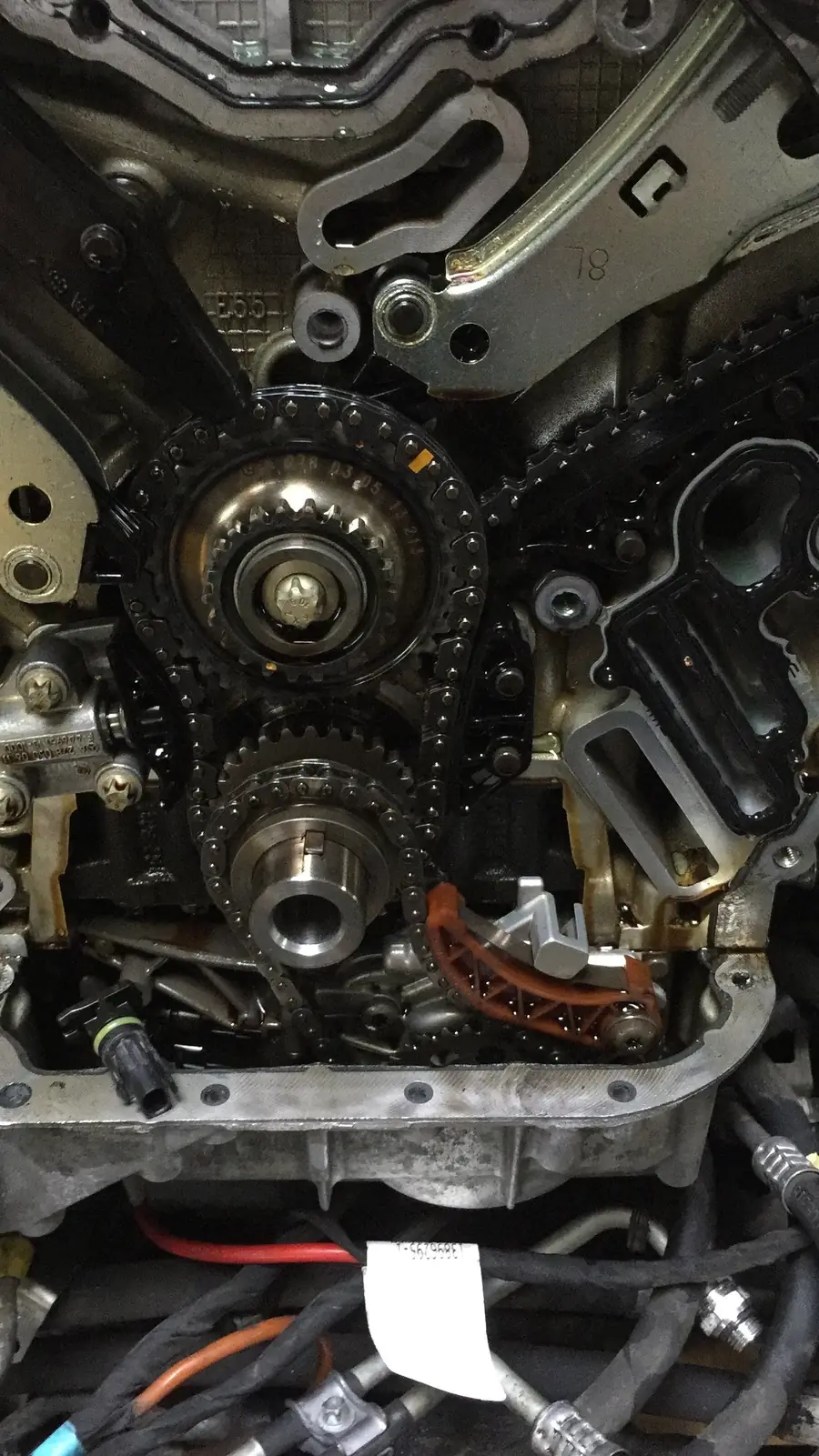 Geöffneter Motor mit freiliegender Steuerkette und Kettenrädern in der Werkstatt